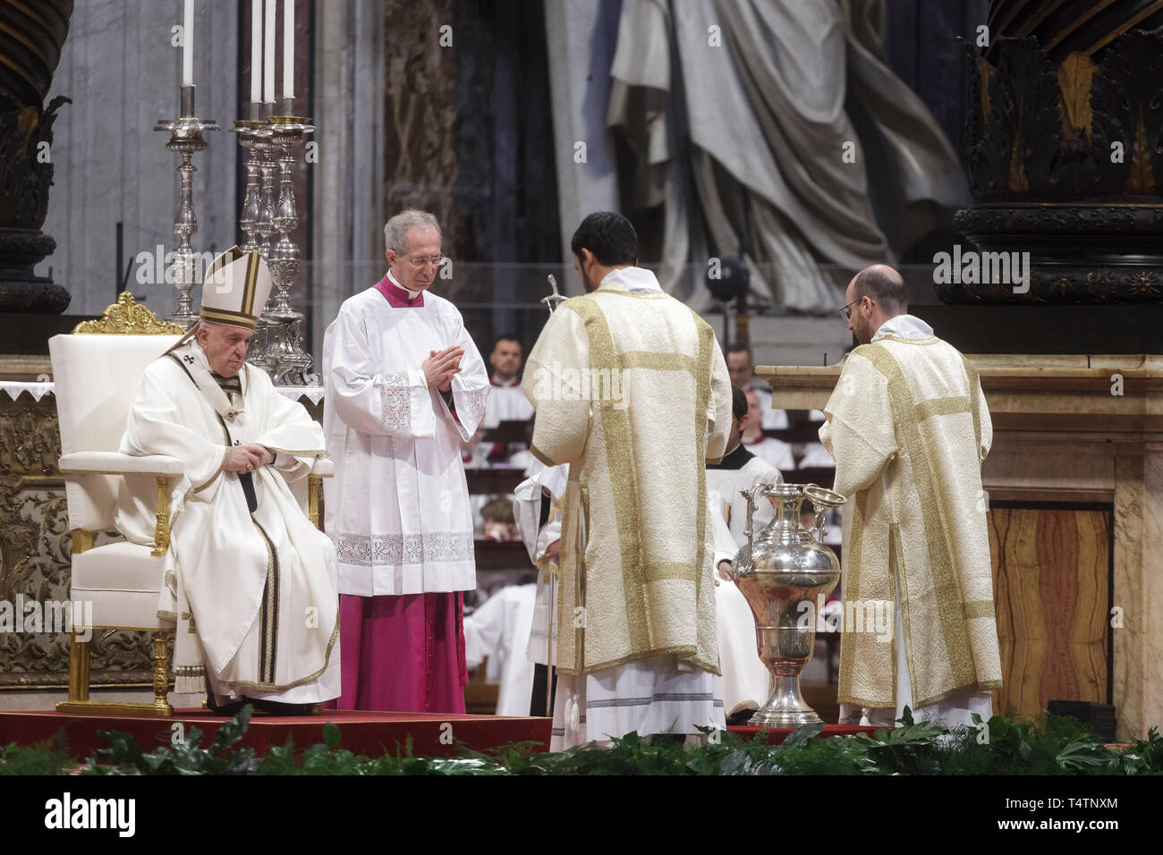 Cité du Vatican, Vatican. 18 avr, 2019. Le pape François ouvre la Messe chrismale du Jeudi Saint (Jeudi saint) qui marque le début des célébrations de Pâques à la basilique de Saint Pierre. La Messe chrismale est la liturgie traditionnelle, au cours de laquelle les huiles à utiliser dans les sacrements de l'initiation, l'ordre et la guérison tout au long de l'année à venir sont bénis. Credit : Giuseppe Ciccia/Pacific Press/Alamy Live News Banque D'Images