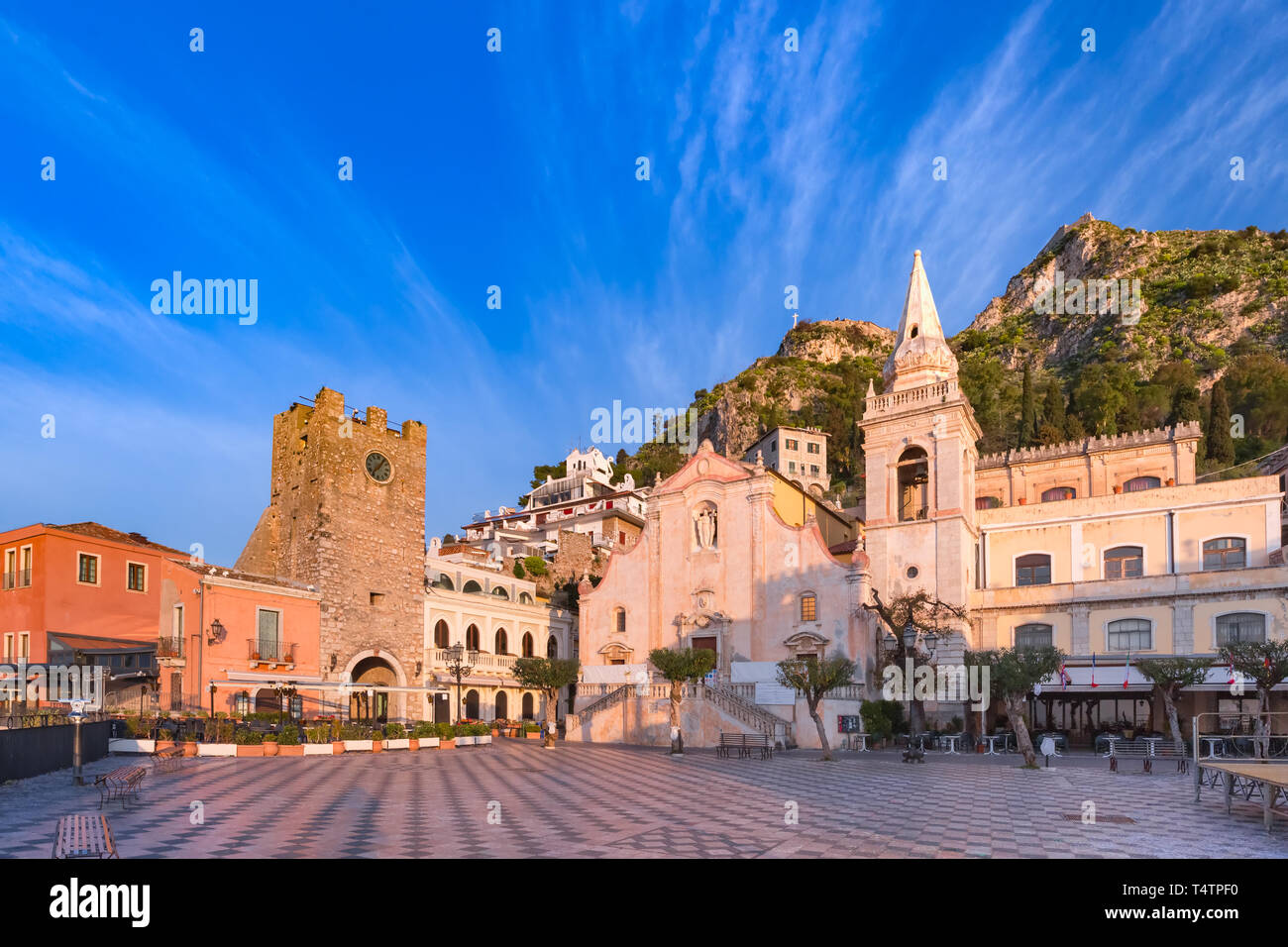 Place du matin Piazza IX Aprile avec église San Giuseppe et tour de l'horloge, Taormina, Sicile, Italie Banque D'Images