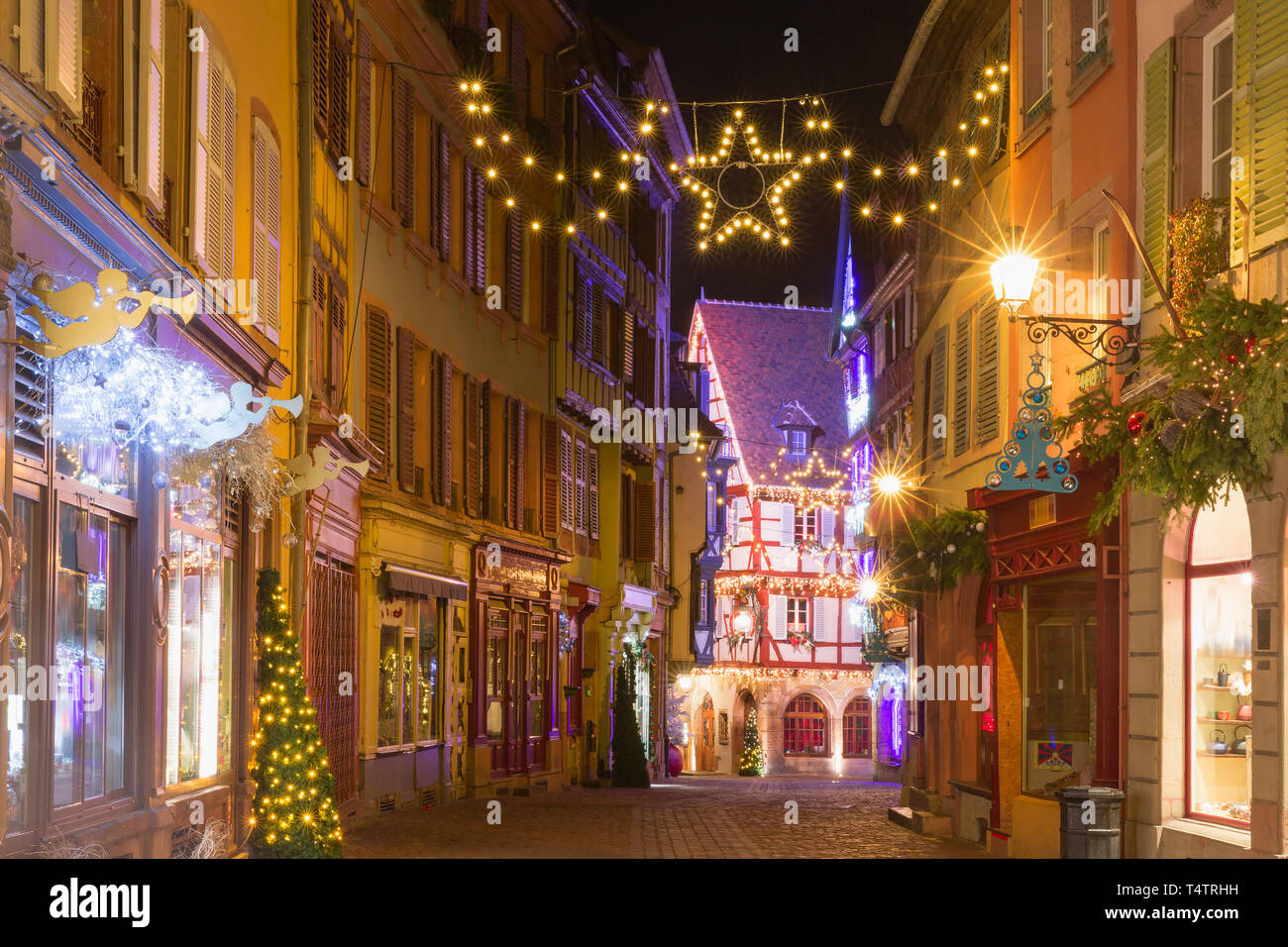 Alsaciennes traditionnelles maisons à colombages dans la vieille ville de Colmar, décoré et illuminé la nuit de Noël enneigé, Alsace, France Banque D'Images