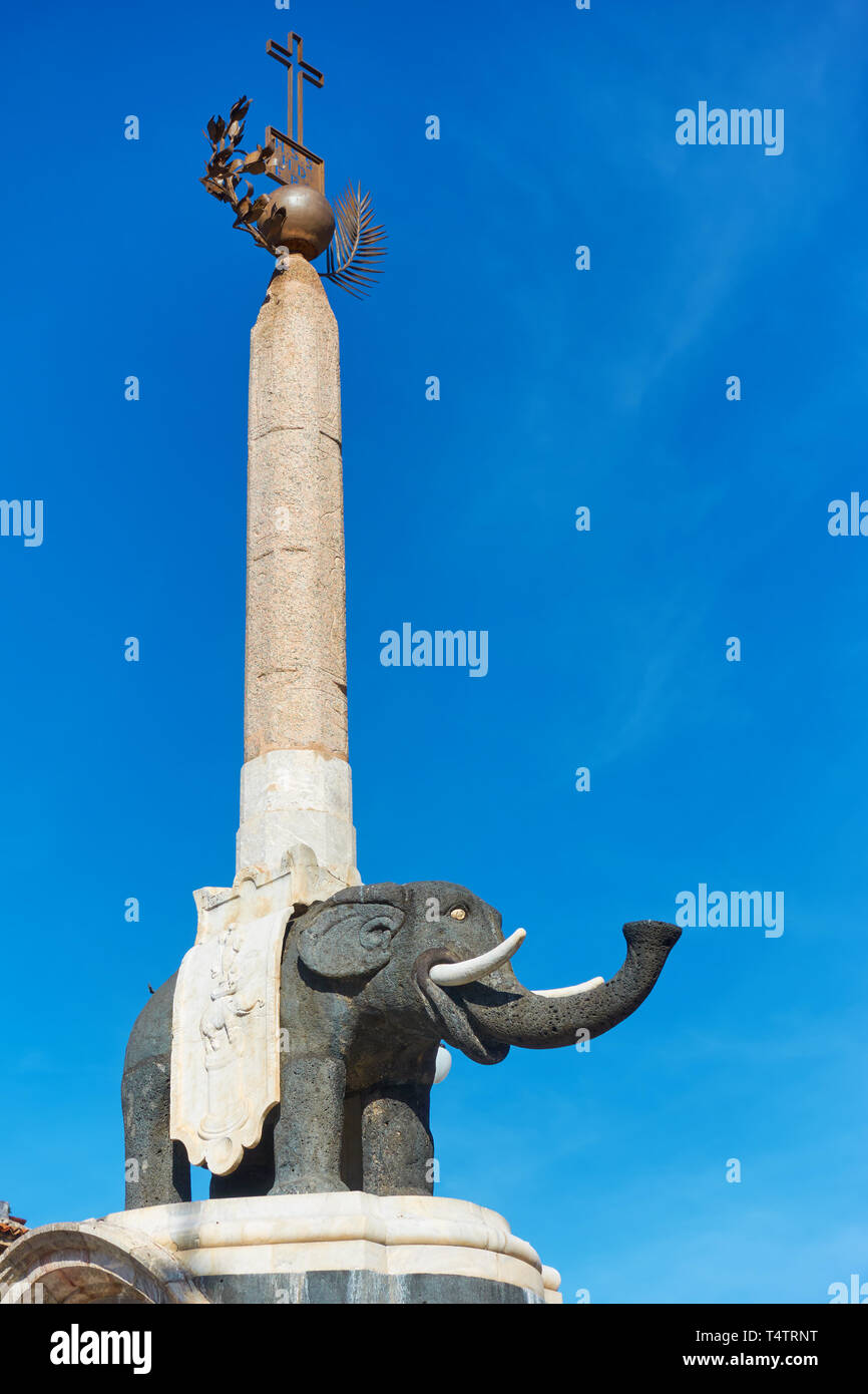 Elpehant avec obélisque noir sur le dos sur la Piazza del Duomo à Catane - symbole de la ville de Catane, Italie. Créé par l'architecte Giovanni Batti Banque D'Images