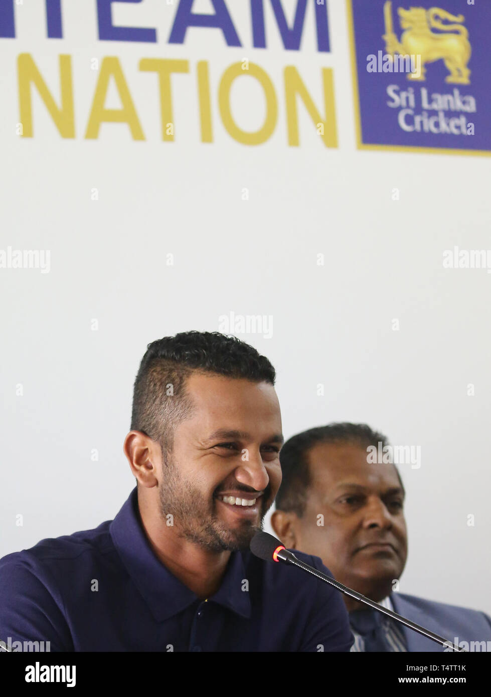 Colombo, Sri Lanka. 18 avr, 2019. Sri Lanka, nouvellement nommé, pour l'ICC Cricket World Cup, Dimuth Krunaratne parle lors d'une conférence de presse à Colombo, Sri Lanka, jeudi, 18 avril, 2019. Le Sri Lanka le 18 avril établi faisant l'étoile y compris l'ancien capitaine Dinesh Chandimal de leur équipe d'une journée dans une masse en liquidation pour la Coupe du monde. Credit : Pradeep Dambarage/Pacific Press/Alamy Live News Banque D'Images