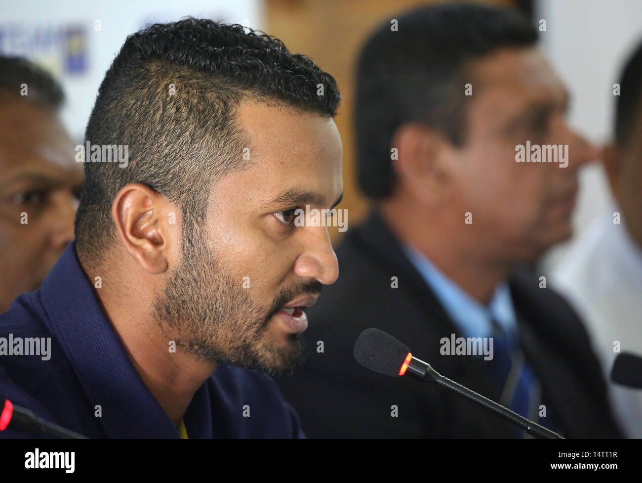 Colombo, Sri Lanka. 18 avr, 2019. Sri Lanka, nouvellement nommé, pour l'ICC Cricket World Cup, Dimuth Krunaratne parle lors d'une conférence de presse à Colombo, Sri Lanka, jeudi, 18 avril, 2019. Le Sri Lanka le 18 avril établi faisant l'étoile y compris l'ancien capitaine Dinesh Chandimal de leur équipe d'une journée dans une masse en liquidation pour la Coupe du monde. Credit : Pradeep Dambarage/Pacific Press/Alamy Live News Banque D'Images