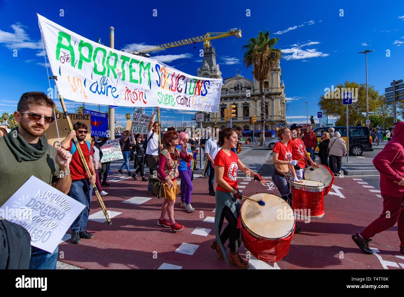 Personnes qui protestaient contre la pollution atmosphérique et le changement climatique sur la rue à Barcelone, Espagne Banque D'Images