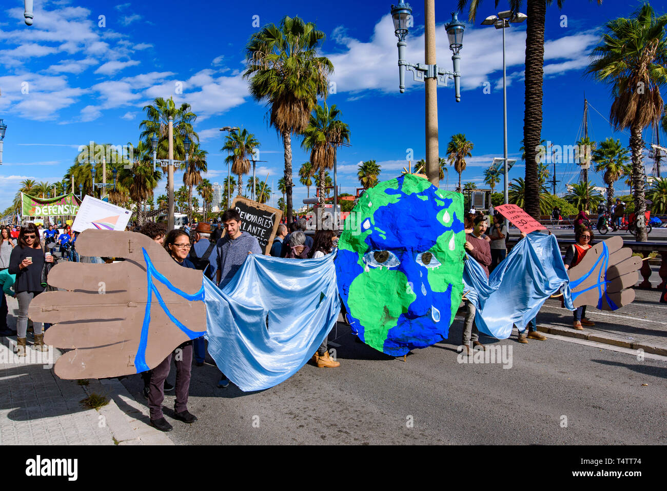 Personnes qui protestaient contre la pollution atmosphérique et le changement climatique sur la rue à Barcelone, Espagne Banque D'Images