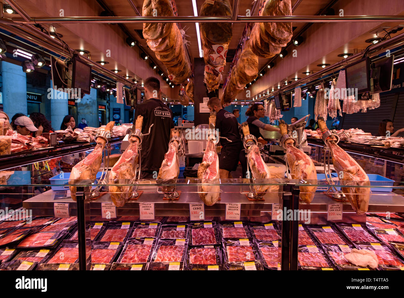 Les étals de vente Jamón Serrano, le jambon espagnol salés à sec fait avec les porcs ibériques, à Barcelone, Espagne Banque D'Images