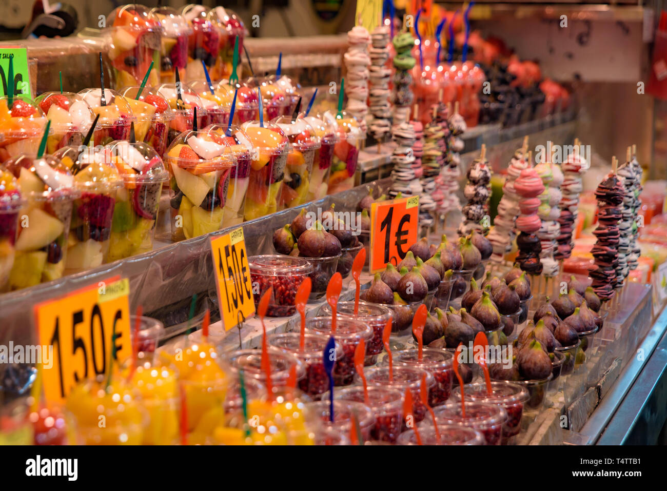 Les échoppes de fruits Mercat de Sant Josep de la Boqueria, un marché typiquement espagnol à Barcelone, Espagne Banque D'Images
