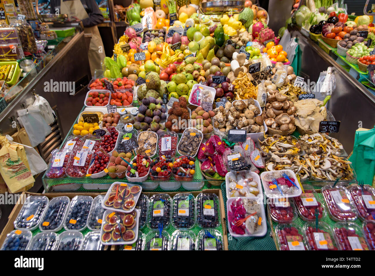 Les échoppes de fruits Mercat de Sant Josep de la Boqueria, un marché typiquement espagnol à Barcelone, Espagne Banque D'Images