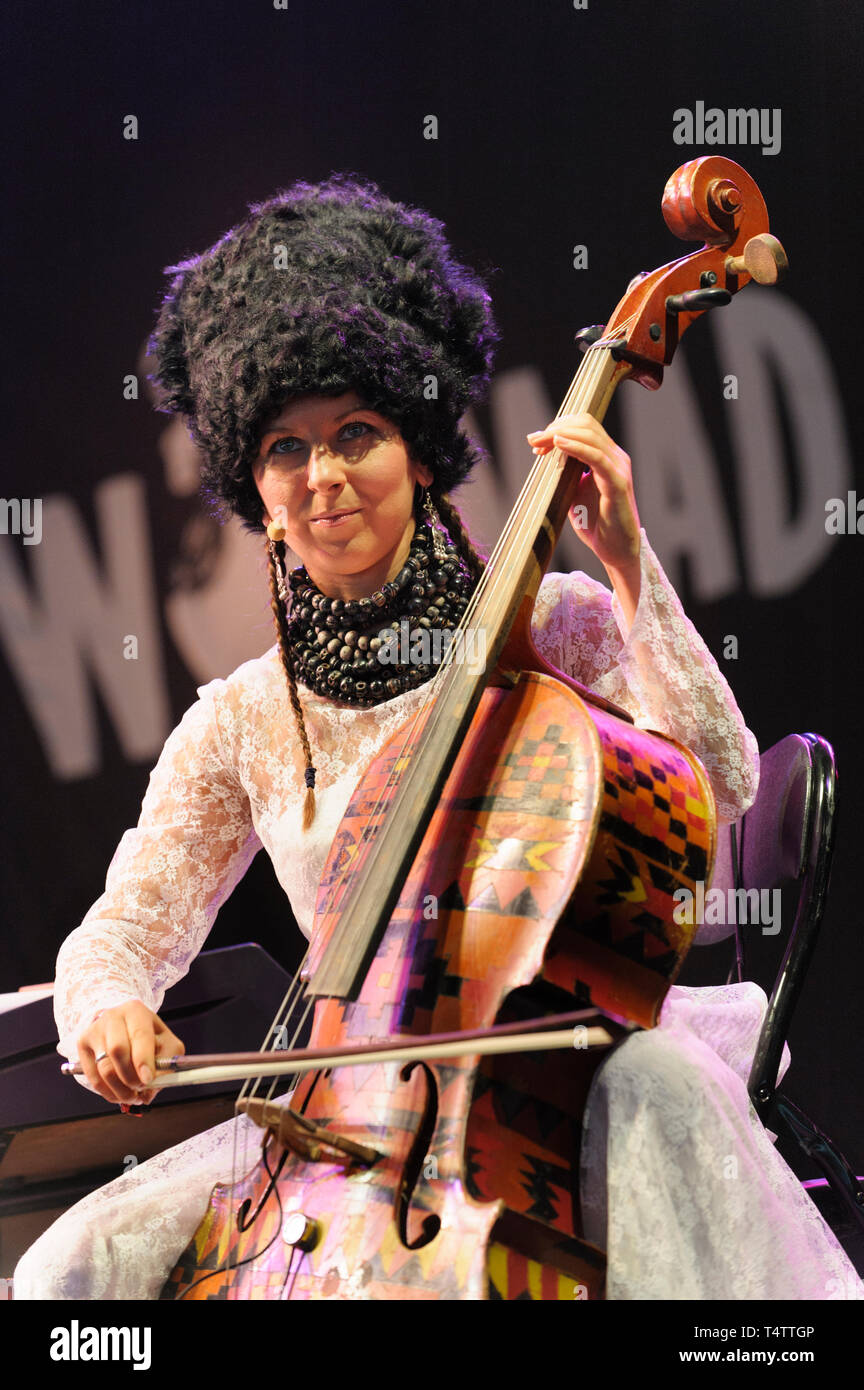 Garenetska avec Nina de la scène ukrainienne band, Dakha Brakha au Festival Womad, Charlton Park, Royaume-Uni, le 27 juillet 2014. Banque D'Images