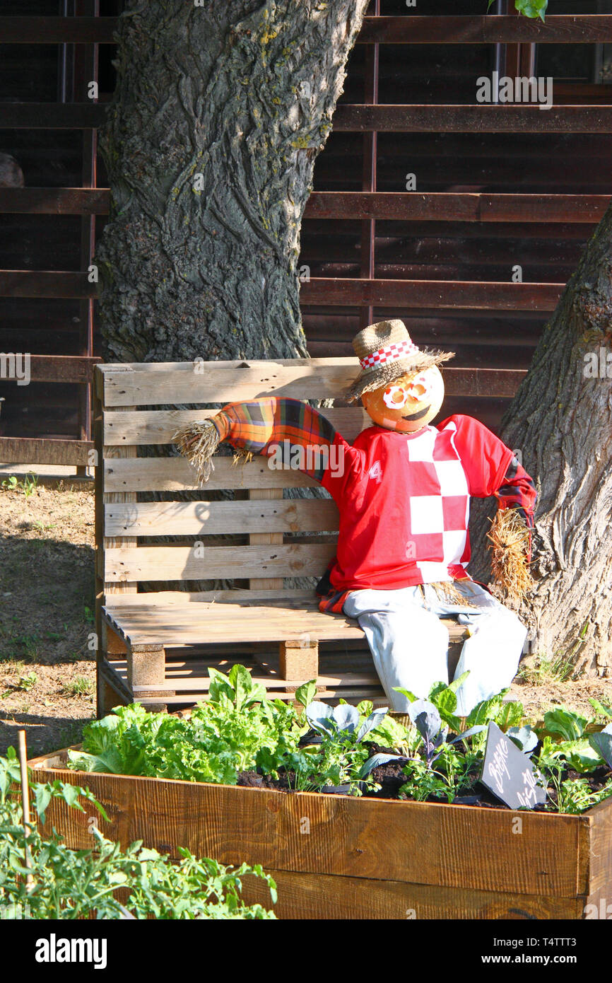 ZAGREB, CROATIE - Mai 29, 2018 : Un homme de paille en appui sur banc de jardin, jardin de sculpture, de Floraart 53. L''Exposition internationale, Zagreb, Croatie Banque D'Images