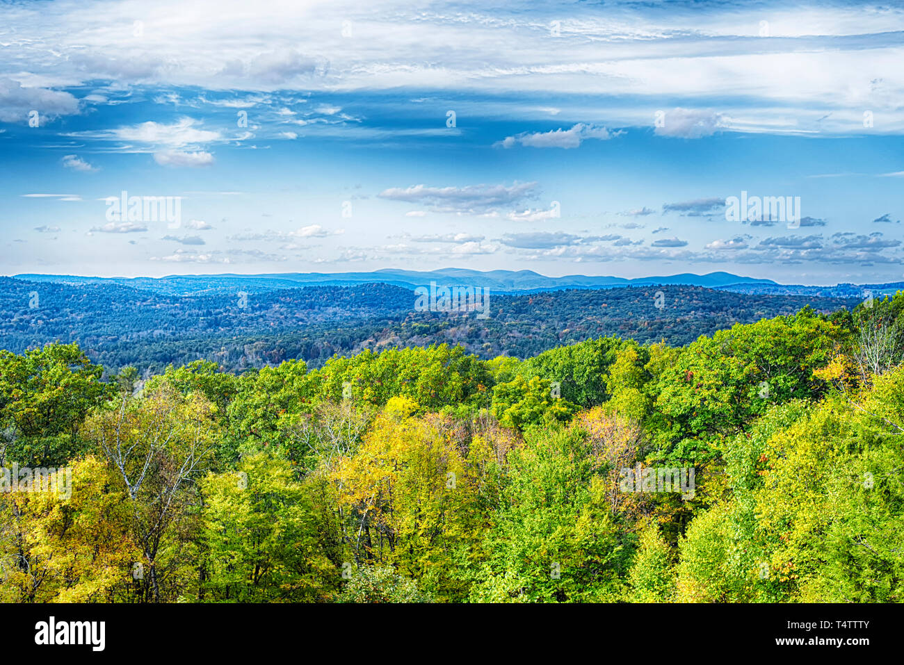 Une photo de paysage avec vue sur l'ouest de New York depuis le sommet de la montagne Mohawk à Cornwall le Connecticut en automne. Banque D'Images