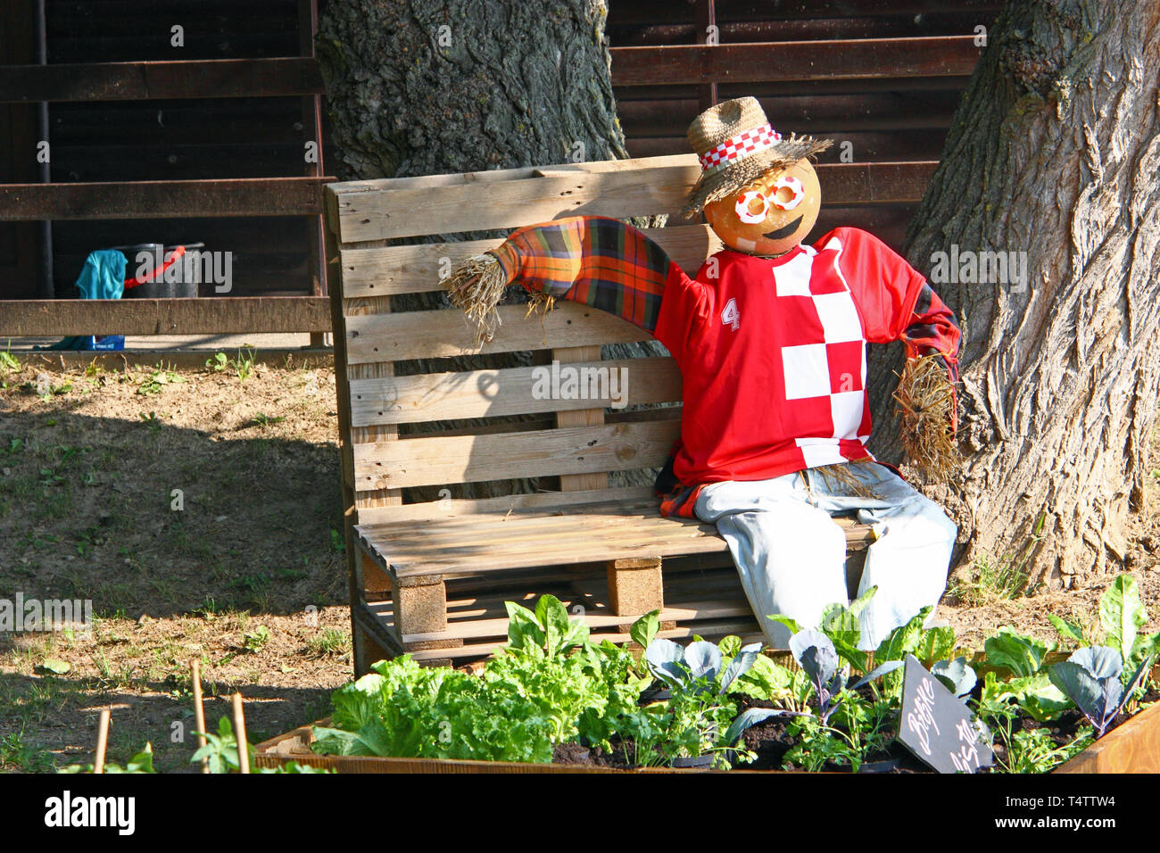 ZAGREB, CROATIE - Mai 29, 2018 : Un homme de paille en appui sur banc de jardin, jardin de sculpture, de Floraart 53. L''Exposition internationale, Zagreb, Croatie Banque D'Images