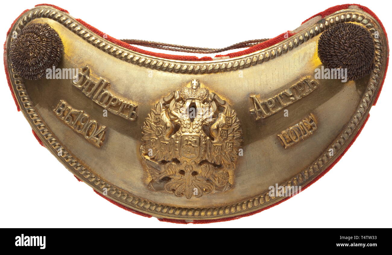 Un gorgerin russe de Port Arthur '1904', vers 1910. Laiton doré, vestiges, sciés et les appliqués en caractères cyrilliques éclissée. Double Eagle centrale appliquée au-dessus de deux canons croisés, tordu en spirale de fil d'or des boutons. Vin marche arrière-tissu rouge chemise (espèce d'endommagement), Largeur 13.1 cm., historique, historique du 20e siècle, Additional-Rights Clearance-Info-Not-Available- Banque D'Images