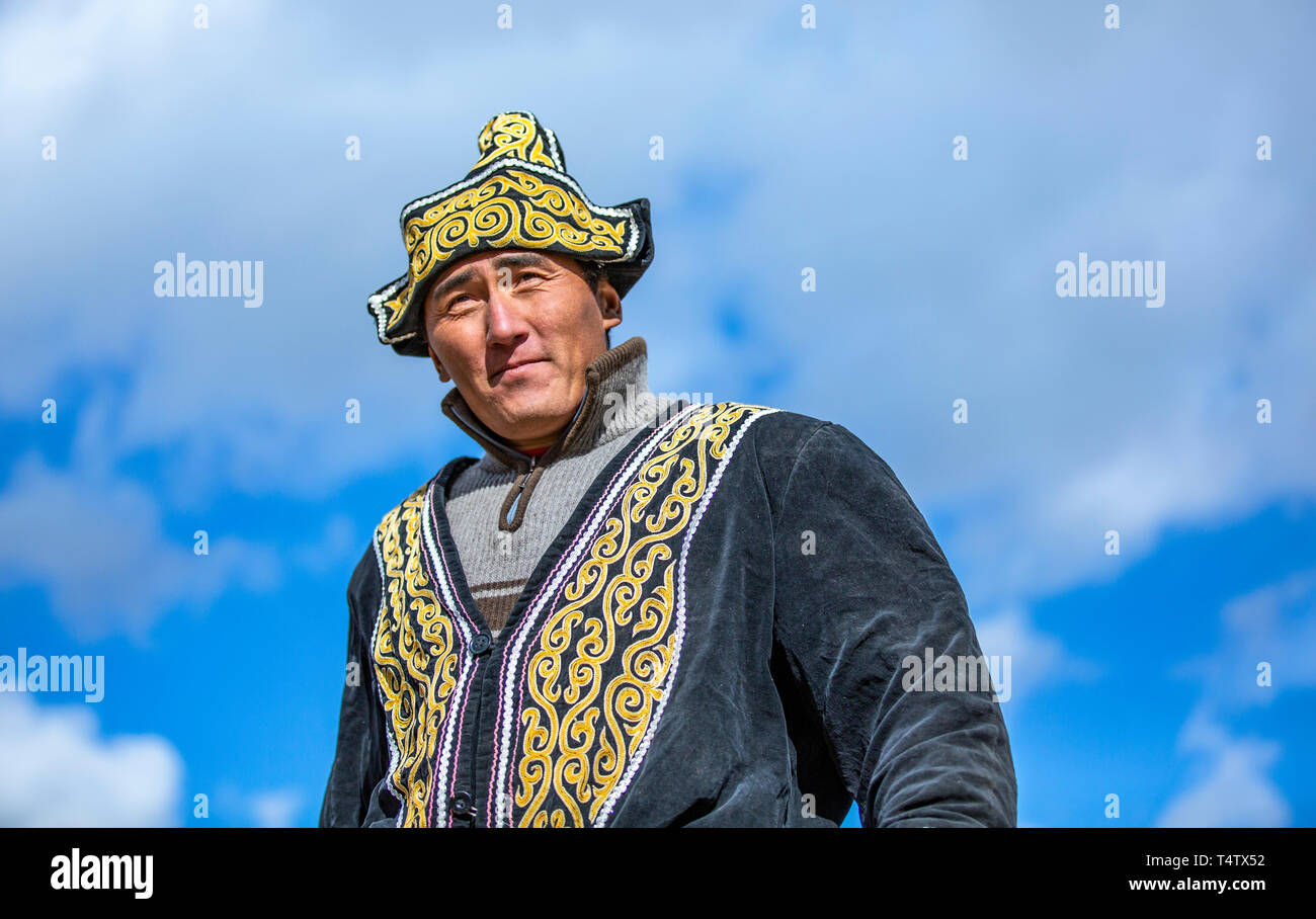 Bayan Ulgii, Mongolie, 3 octobre 2015 : kazakh homme en pardessus et chapeau traditionnel Banque D'Images