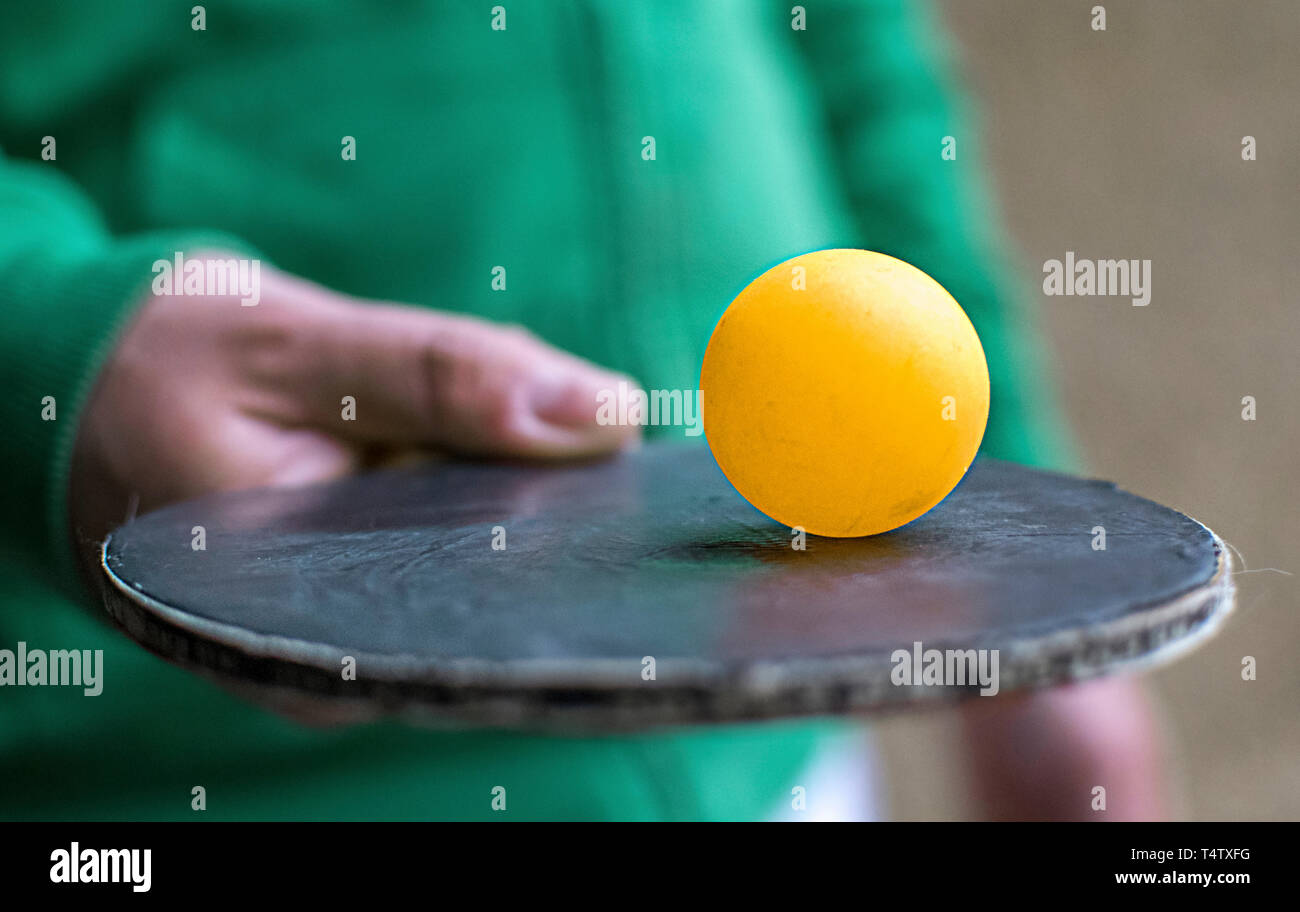 Raquette de ping-pong de frapper une balle. Action de mouvement concept de tennis  de table Photo Stock - Alamy