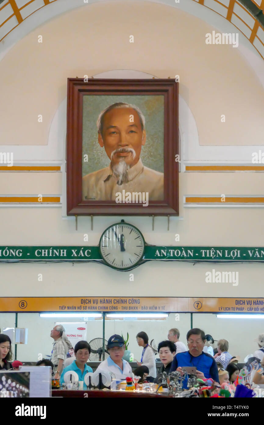 Ho Chi Minh Ville, Vietnam - 8 mars 2019 : les touristes chinois à l'intérieur souviniers achat vieux General Post Office sous portrait de Ho Chi Minh à Saigon Banque D'Images