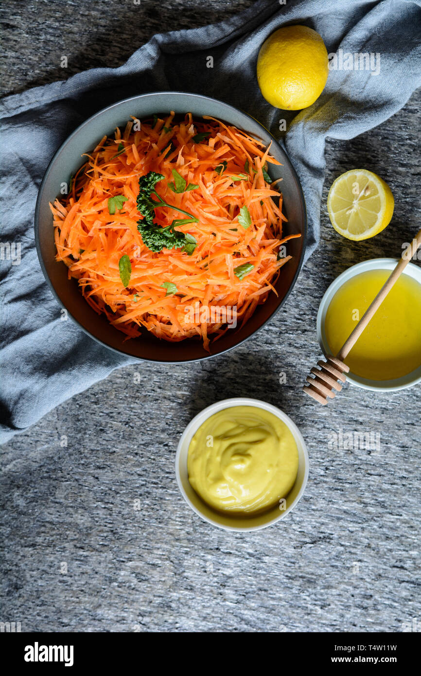 Salade de carottes râpées français traditionnel avec de la moutarde et miel Banque D'Images
