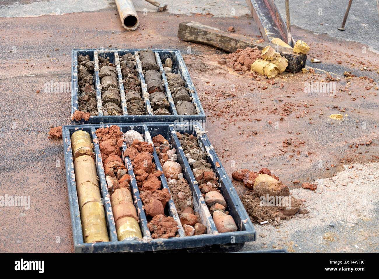 L'obtention d'échantillons de sol en plastique fort. Ennuyeux du sol et l'échantillonnage des sols pour les géologues de l'étude. Focus sélectif. Banque D'Images