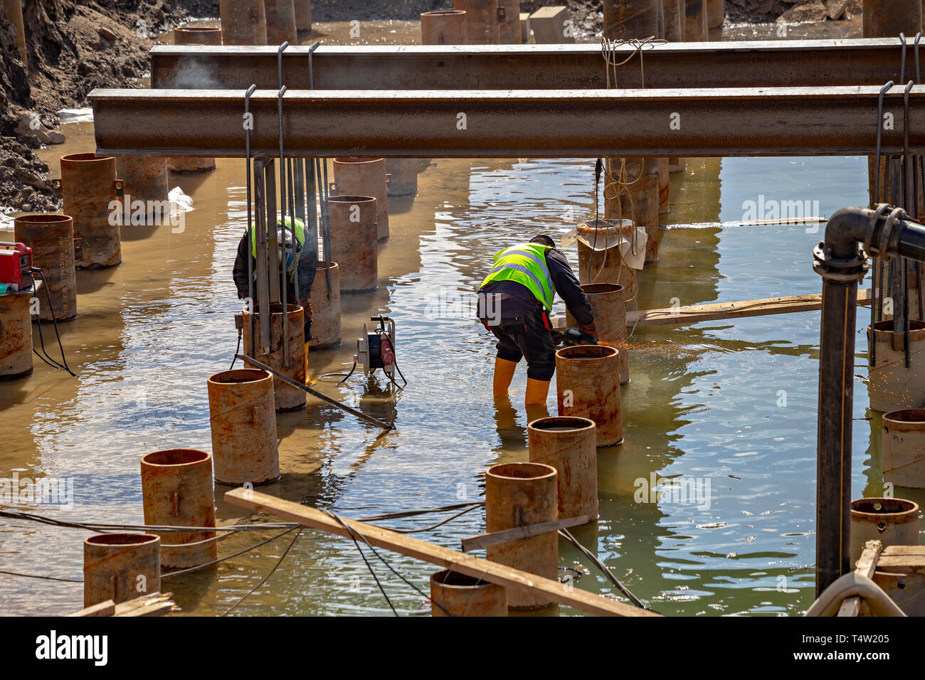 La soudure et le meulage en conditions humides. Résumé : Les dangers de l'eau autour de la soudure, pas à la suite de la procédure de sécurité standard. Banque D'Images