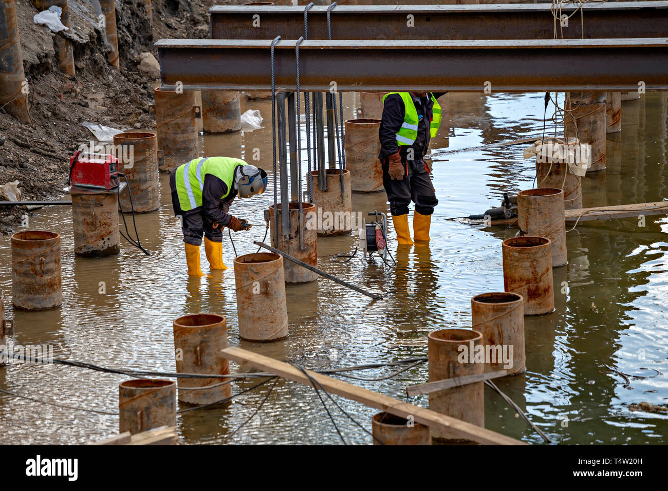 La soudure et le meulage en conditions humides. Résumé : Les dangers de l'eau autour de la soudure, pas à la suite de la procédure de sécurité standard. Banque D'Images