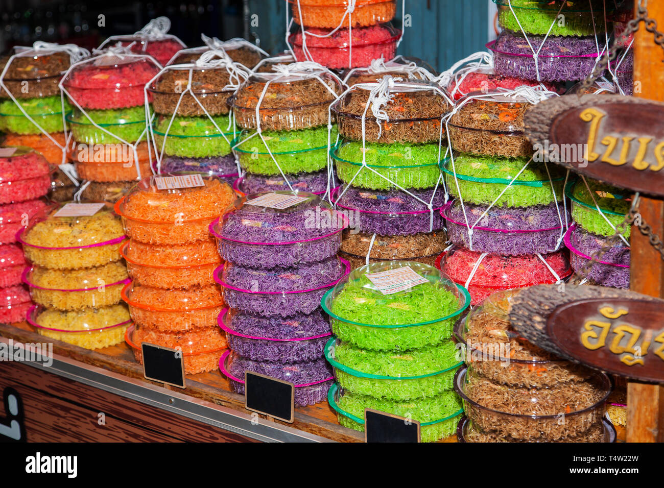 Nouilles de riz coloré sur un marché thaïlandais Banque D'Images