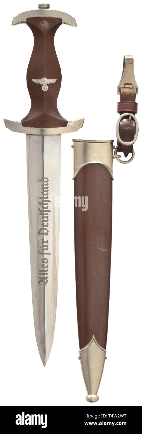 Un service dagger M 1933 avec Röhm inscription. Bouilloire Carl Eickhorn Solingen,. Lame gravée magnifiquement préservé avec les périphériques et makerïs logo, avec inscription 'dans herzlicher Kameradschaft - Ernst Röhm'. Raccords grip Nickel silver, le poing quillons 'fr' pour le SA-Groupe de Franconie. Poignée en bois brun avec l'encart nickel silver eagle et émaillé SA lent (fortement migré). Fourreau en acier bleui (minimalement rayé) avec raccords en maillechort. Cintre en cuir brun. Longueur 38 cm., historique, historique du 20e siècle, années 1930, années 1940, bataillon de tempête, les gardes impériaux, un Editorial-Use, seule Banque D'Images