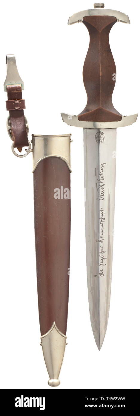 Un service dagger M 1933 avec Röhm inscription. Bouilloire Carl Eickhorn Solingen,. Lame gravée magnifiquement préservé avec les périphériques et makerïs logo, avec inscription 'dans herzlicher Kameradschaft - Ernst Röhm'. Raccords grip Nickel silver, le poing quillons 'fr' pour le SA-Groupe de Franconie. Poignée en bois brun avec l'encart nickel silver eagle et émaillé SA lent (fortement migré). Fourreau en acier bleui (minimalement rayé) avec raccords en maillechort. Cintre en cuir brun. Longueur 38 cm., historique, historique du 20e siècle, années 1930, années 1940, bataillon de tempête, les gardes impériaux, un Editorial-Use, seule Banque D'Images