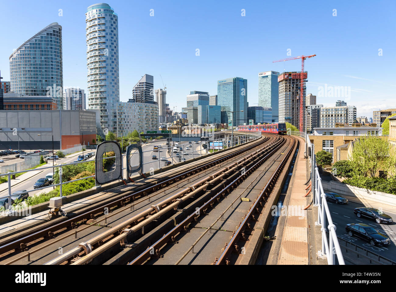 Londres, UK - 1 mai 2018 : DLR train approchant est de l'Inde. Le Docklands Light Railway est un système automatisé d'exploitation du système de métro léger dans easter Banque D'Images