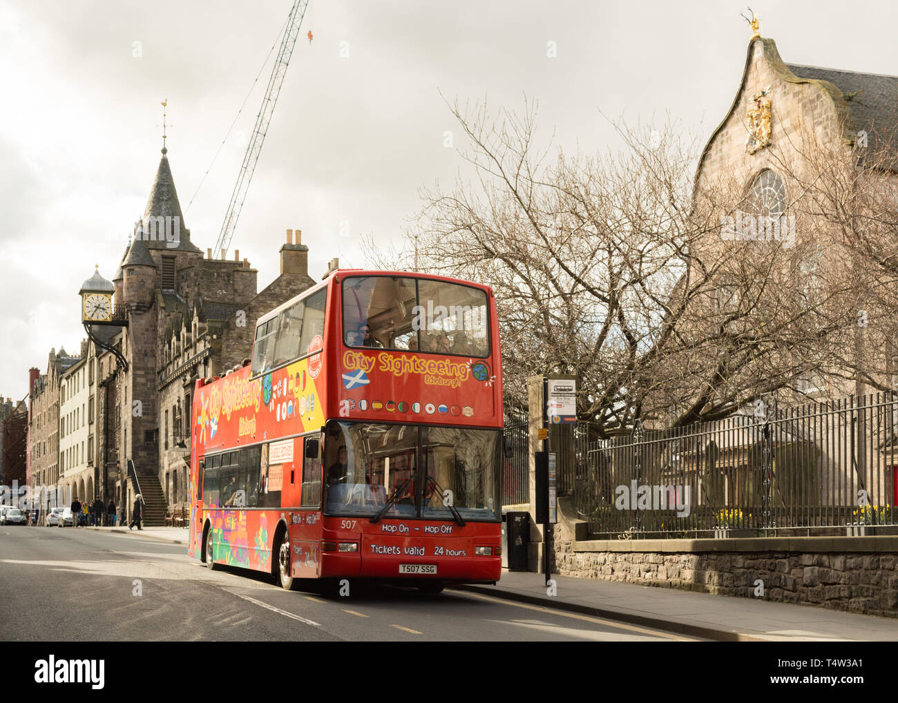 Visite de la ville en bus à toit ouvert sur le Royal Mile, Edinburgh Old Town, Écosse, Royaume-Uni Banque D'Images