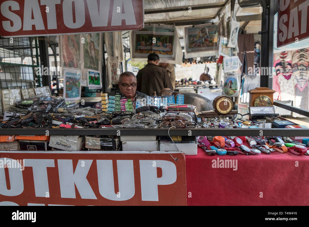 Belgrade, Serbie, le 30 mars 2019 : les montres et lunettes affichée sur un étal au marché vert nommé ZELENI VENAC (Couronne verte) Banque D'Images