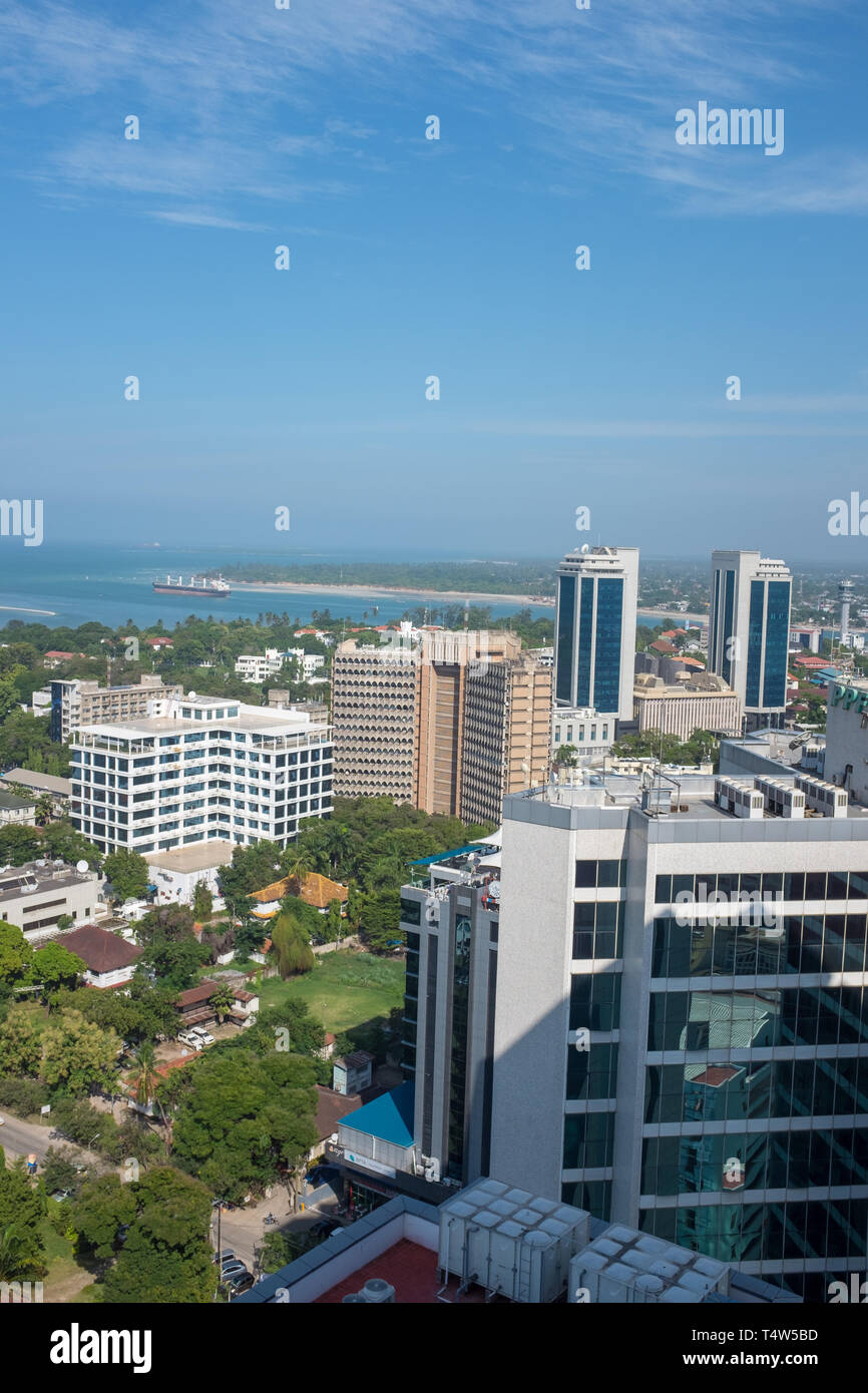 Vue d'un point de vue élevé de l'horizon et l'océan de Dar es-Salaam, la capitale et le port principal d'affaires en Tanzanie, Afrique de l'Est, au début de 2018 Banque D'Images