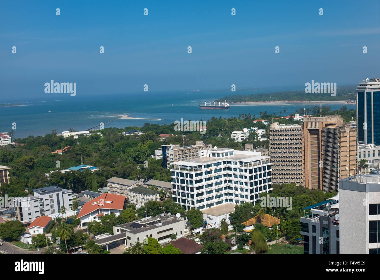 Vue d'un point de vue élevé de l'horizon et l'océan de Dar es-Salaam, la capitale et le port principal d'affaires en Tanzanie, Afrique de l'Est, au début de 2018 Banque D'Images