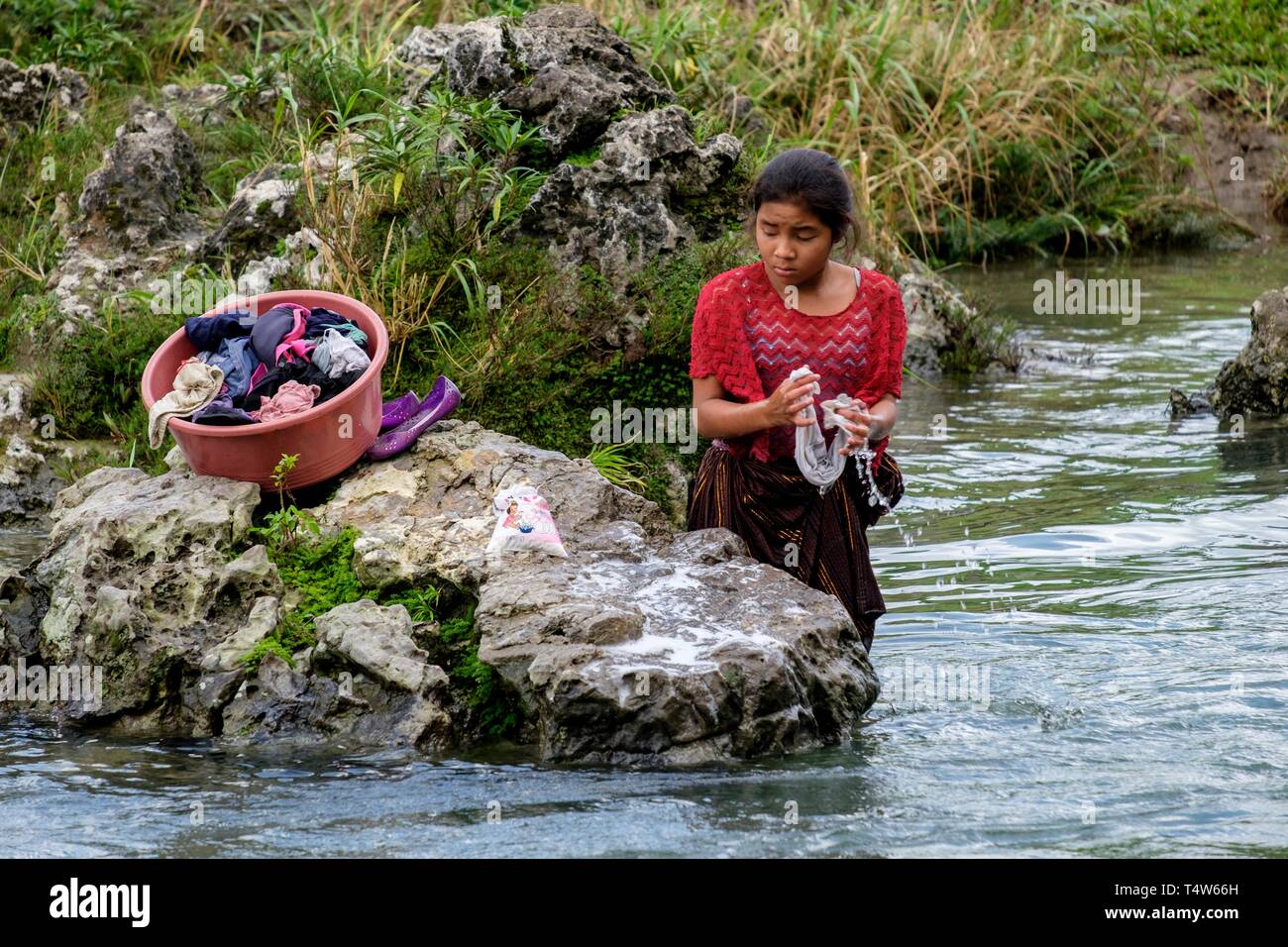 agencia danés montar Lavando ropa en el . Río Cuatro Chorros, Lancetillo - La Parroquia, Franja  Transversal del Norte , département de Quiché, Guatemala Photo Stock - Alamy