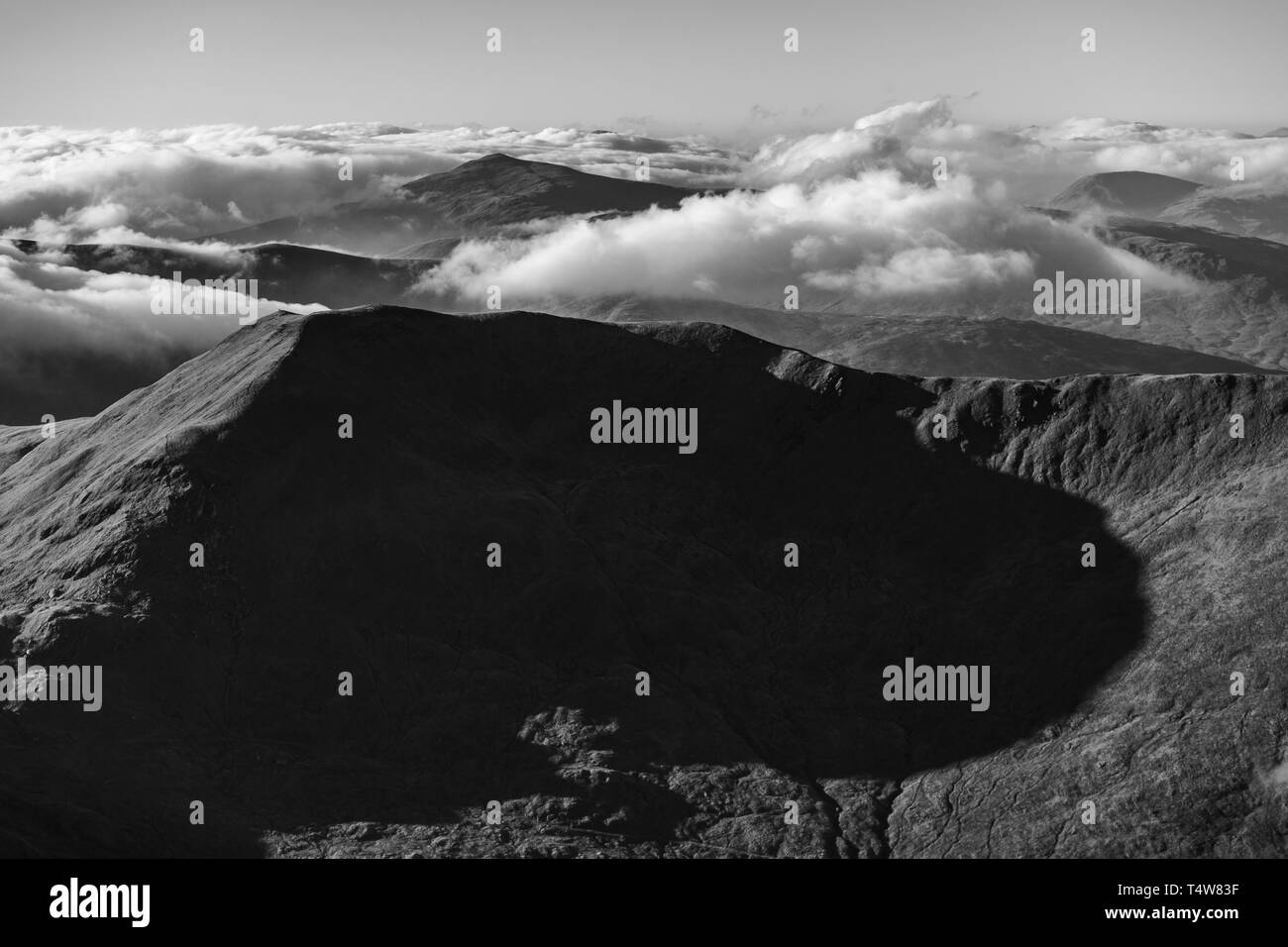 Les nuages flottant dans des vallées de montagne Banque D'Images Les nuages flottant dans des vallées de montagne Banque D'Images