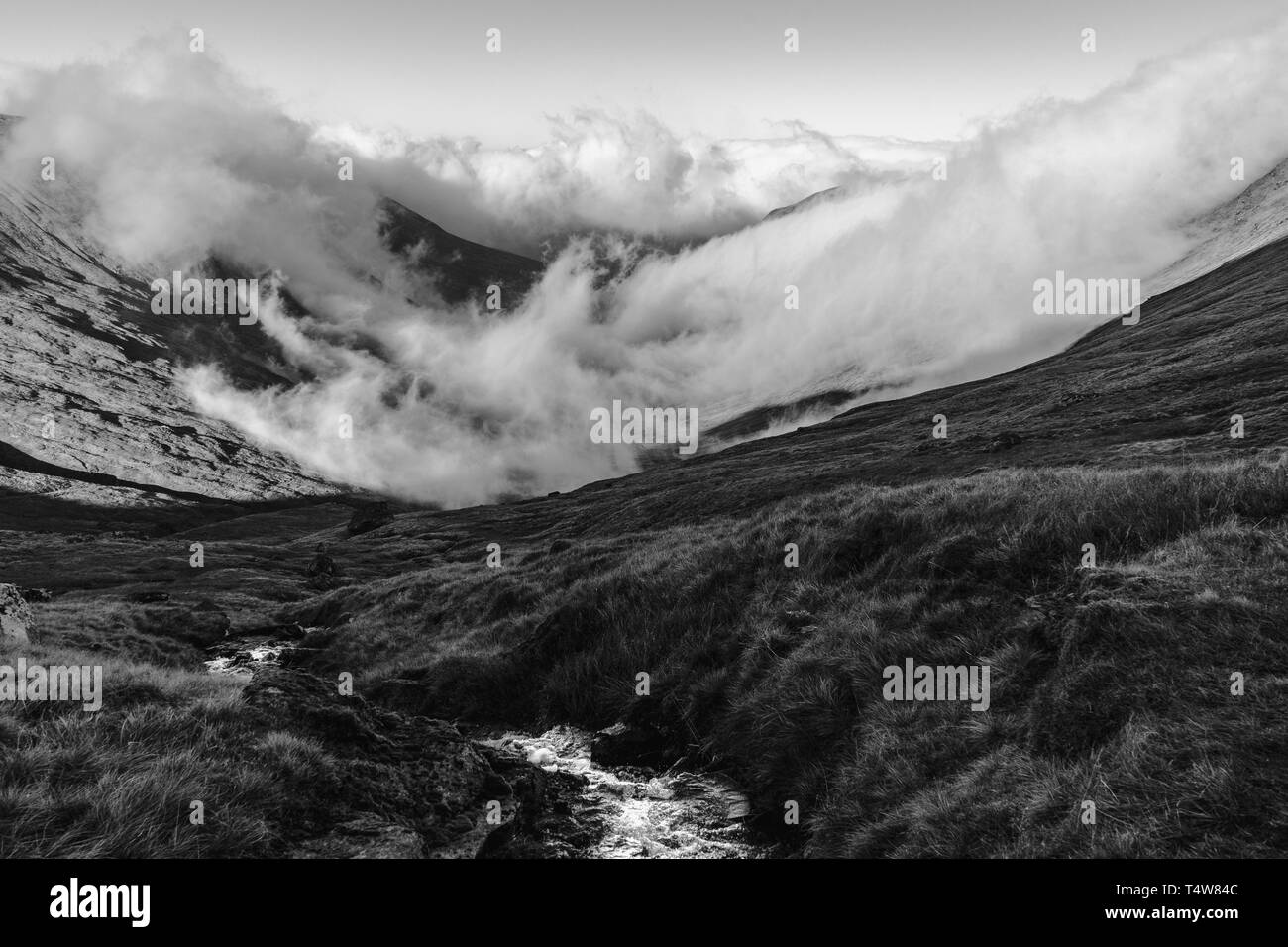 Fluffy clouds in Mountain Valley Banque D'Images Fluffy clouds in Mountain Valley Banque D'Images