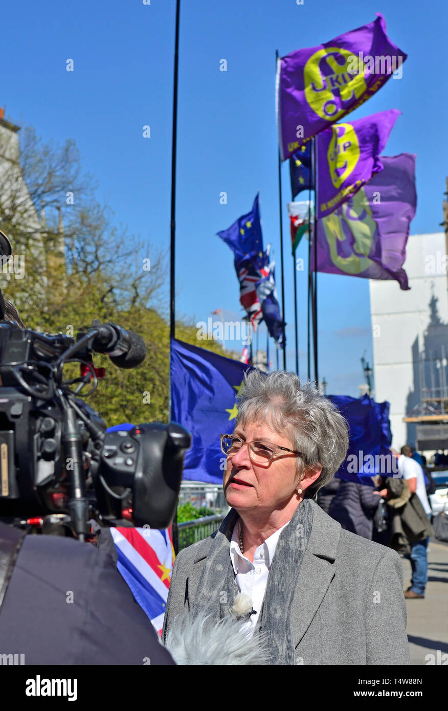 Gisela Stuart MP (Travail : Birmingham Edgebaston) d'être interviewé pour la télé allemande sur College Green, Westminster, 10 avril 2019 Banque D'Images