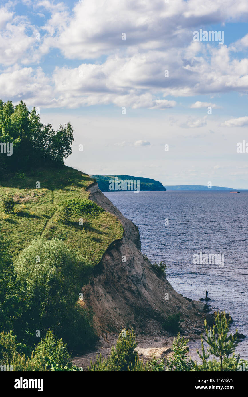 Falaise avec bois de bouleau sur Volga Banque D'Images