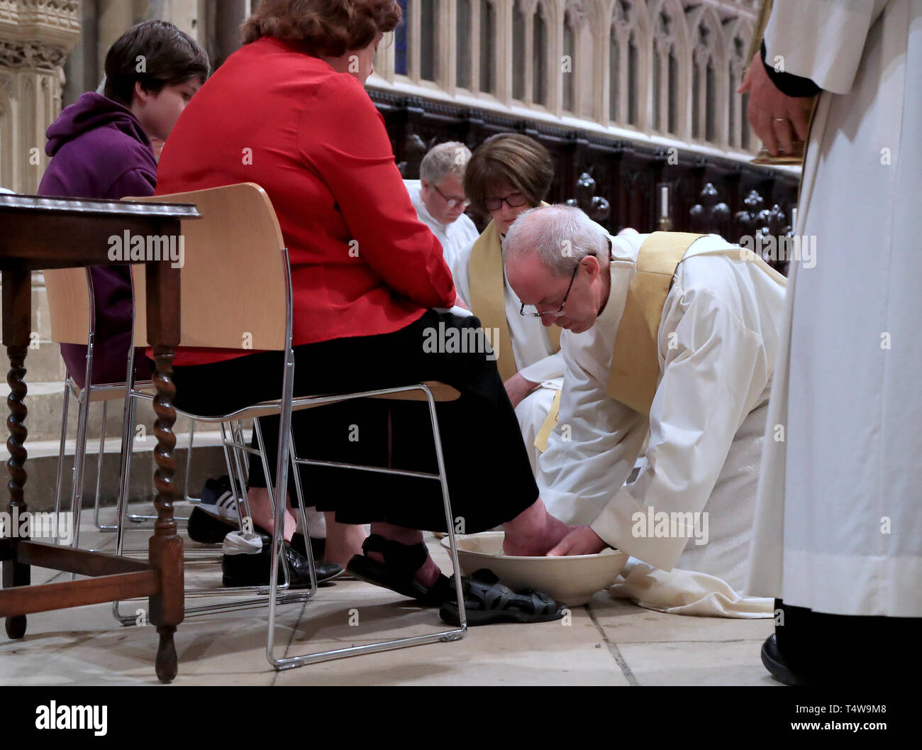 L'archevêque de Canterbury, Justin Welby effectue le lavage des pieds lors de la cérémonie de Jeudi Saint à la Cathédrale de Canterbury, dans le Kent. Banque D'Images