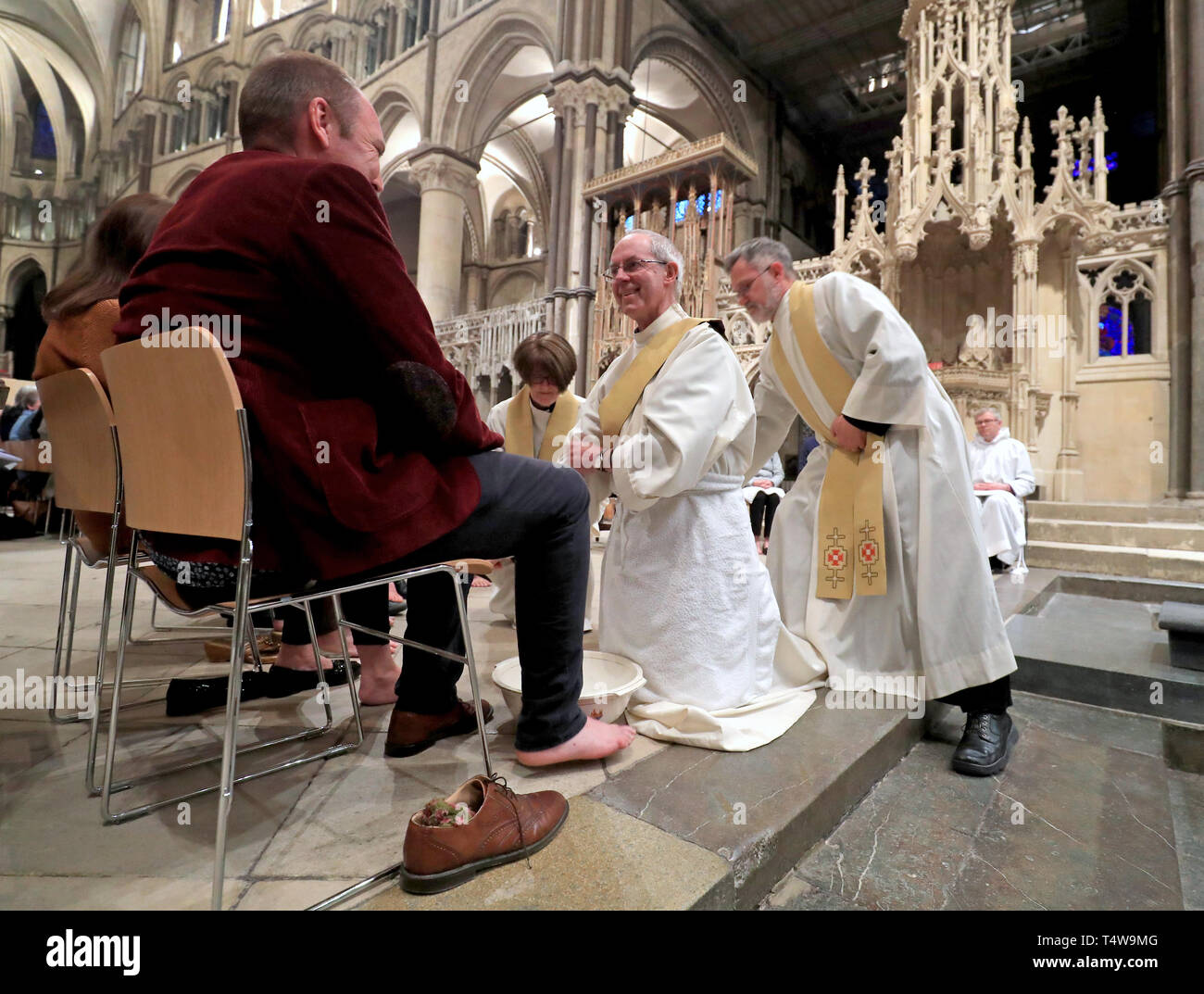 L'archevêque de Canterbury, Justin Welby effectue le lavage des pieds lors de la cérémonie de Jeudi Saint à la Cathédrale de Canterbury, dans le Kent. Banque D'Images