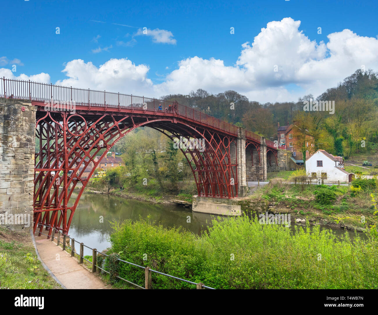 Gorge d'Ironbridge, UK. Historique du 18ème siècle le pont de fer sur la rivière Severn, Ironbridge, Coalbrookdale, Shropshire, England, UK Banque D'Images
