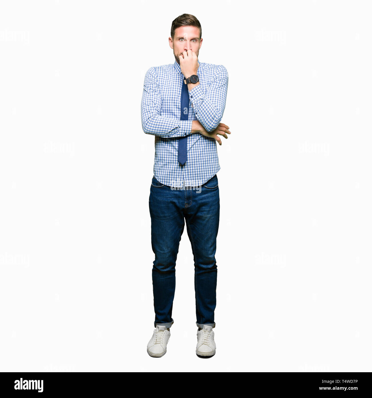 Handsome man wearing tie à souligné et nerveux avec les mains sur la bouche de mordre les ongles. Problème d'anxiété. Banque D'Images