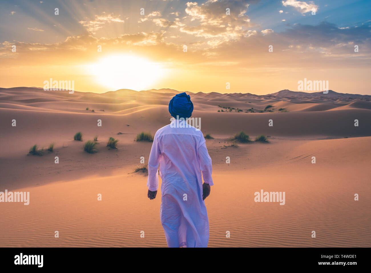Homme portant des vêtements traditionnels berbères dans le désert du Sahara  à l'aube, Maroc Photo Stock - Alamy