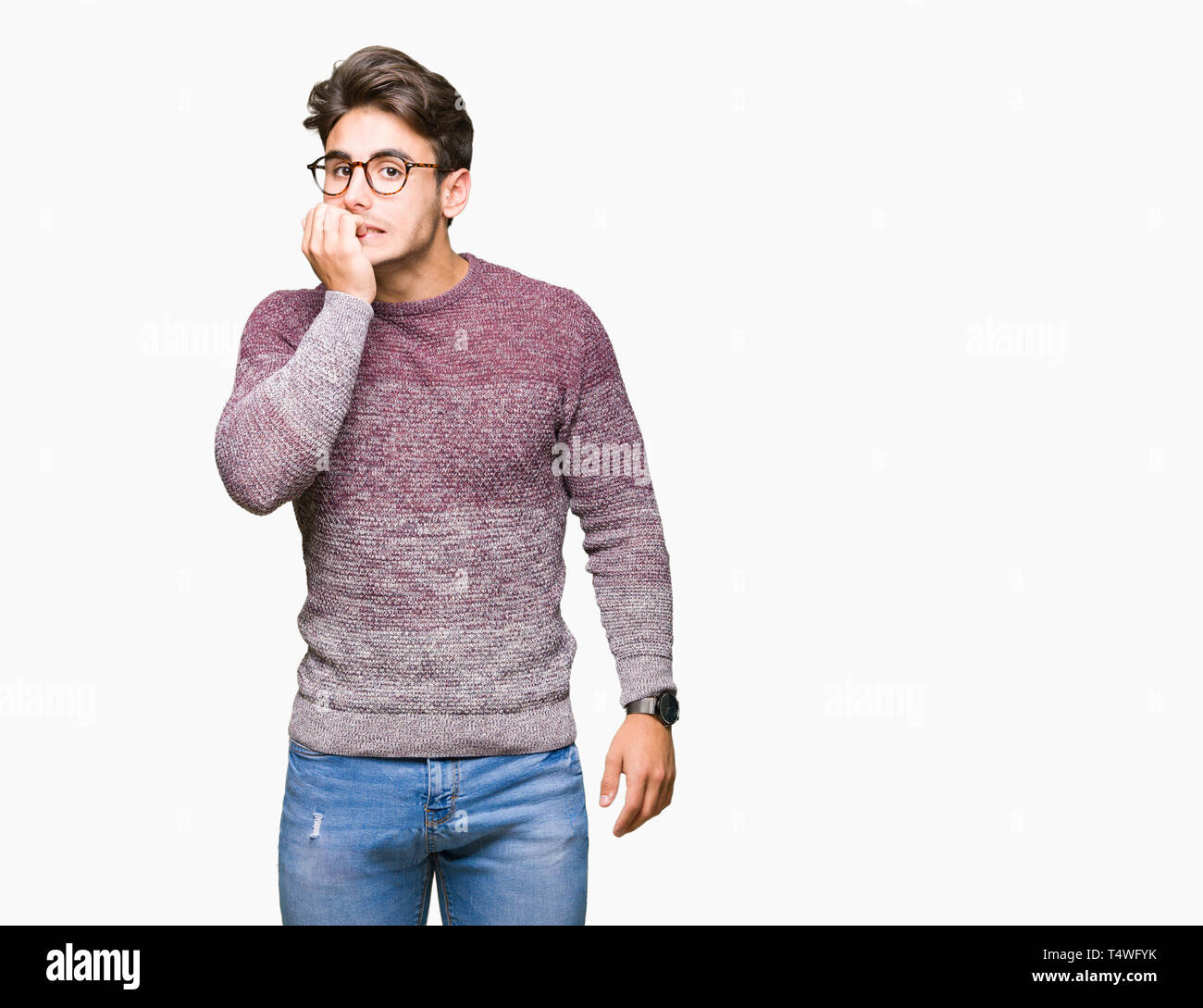 Beau jeune homme portant des lunettes au fond isolé à souligné et nerveux avec les mains sur la bouche de mordre les ongles. Problème d'anxiété. Banque D'Images