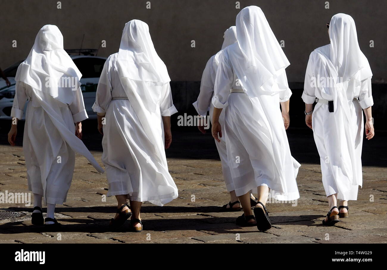 Cinq nonnes marche dans la place du Duomo, Milan, Italie Banque D'Images