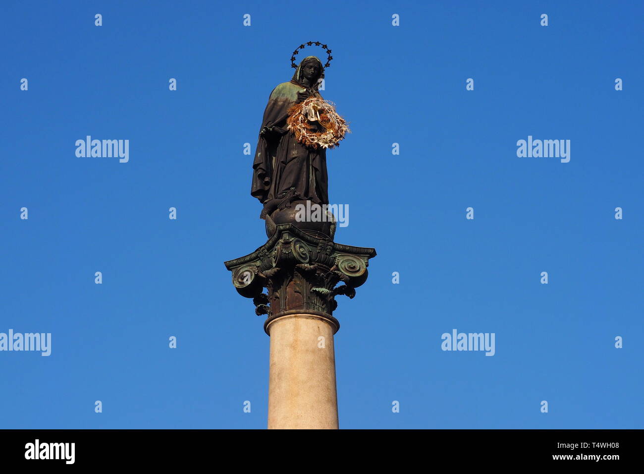 Piacenza, Italie - Emilie-Romagne. Vierge Marie colonne à la Piazza Duomo. Banque D'Images
