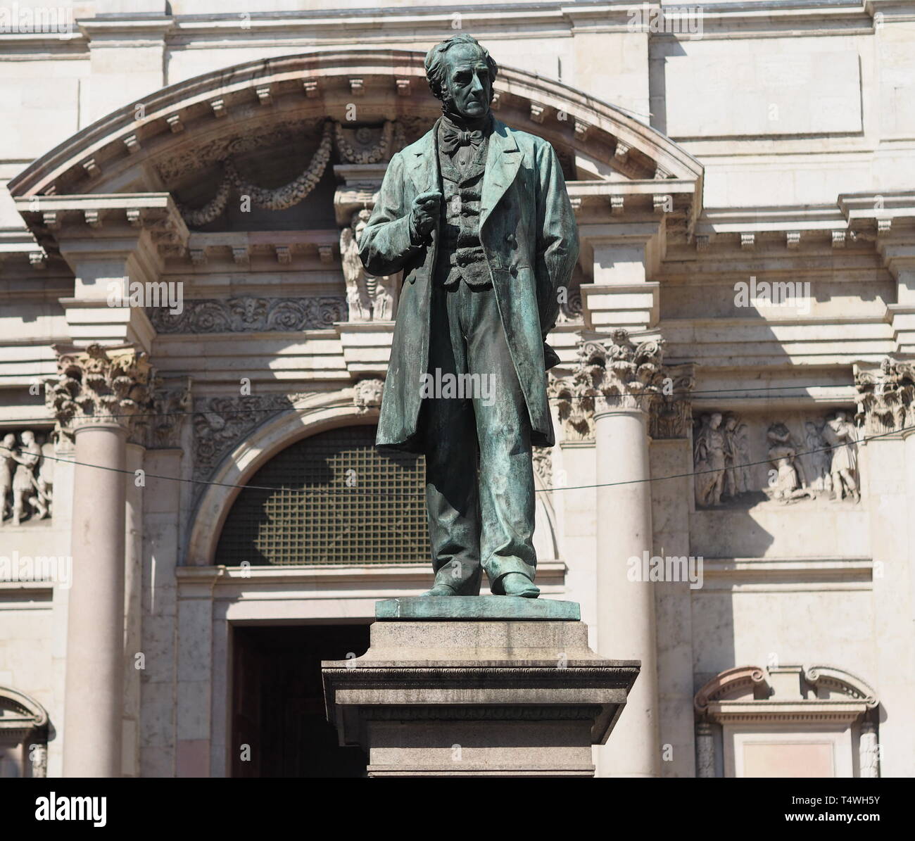 Alessandro Manzoni statue en place San Fedele, Milan, Italie. Banque D'Images