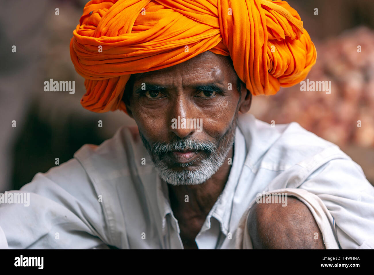 Portrait d'un homme, barbe rajasthani avec turban de couleur, en Mandi Sabzi,légumes du marché, marché Bundi Bundi, Rajasthan, Inde, l'état. Banque D'Images