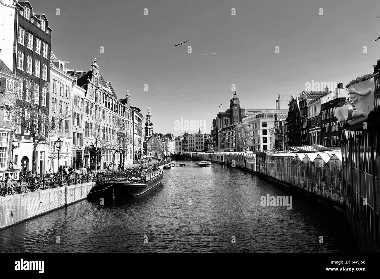 Amsterdam, Pays-Bas - Avril 2019 : les grands bâtiments côté canal. Canal Singel. Banque D'Images