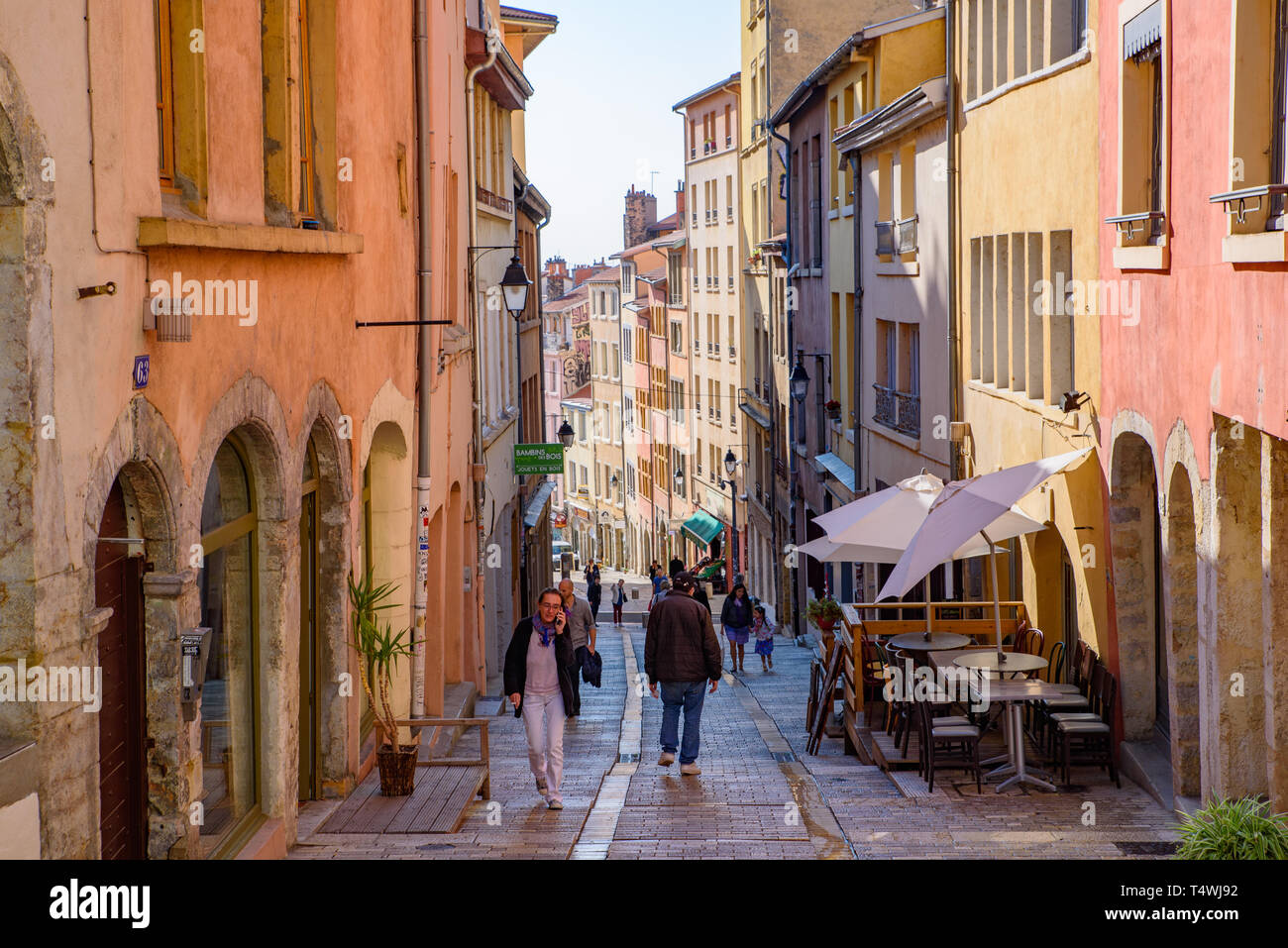 Les gens qui marchent dans la rue de la vieille ville de Lyon, France Banque D'Images