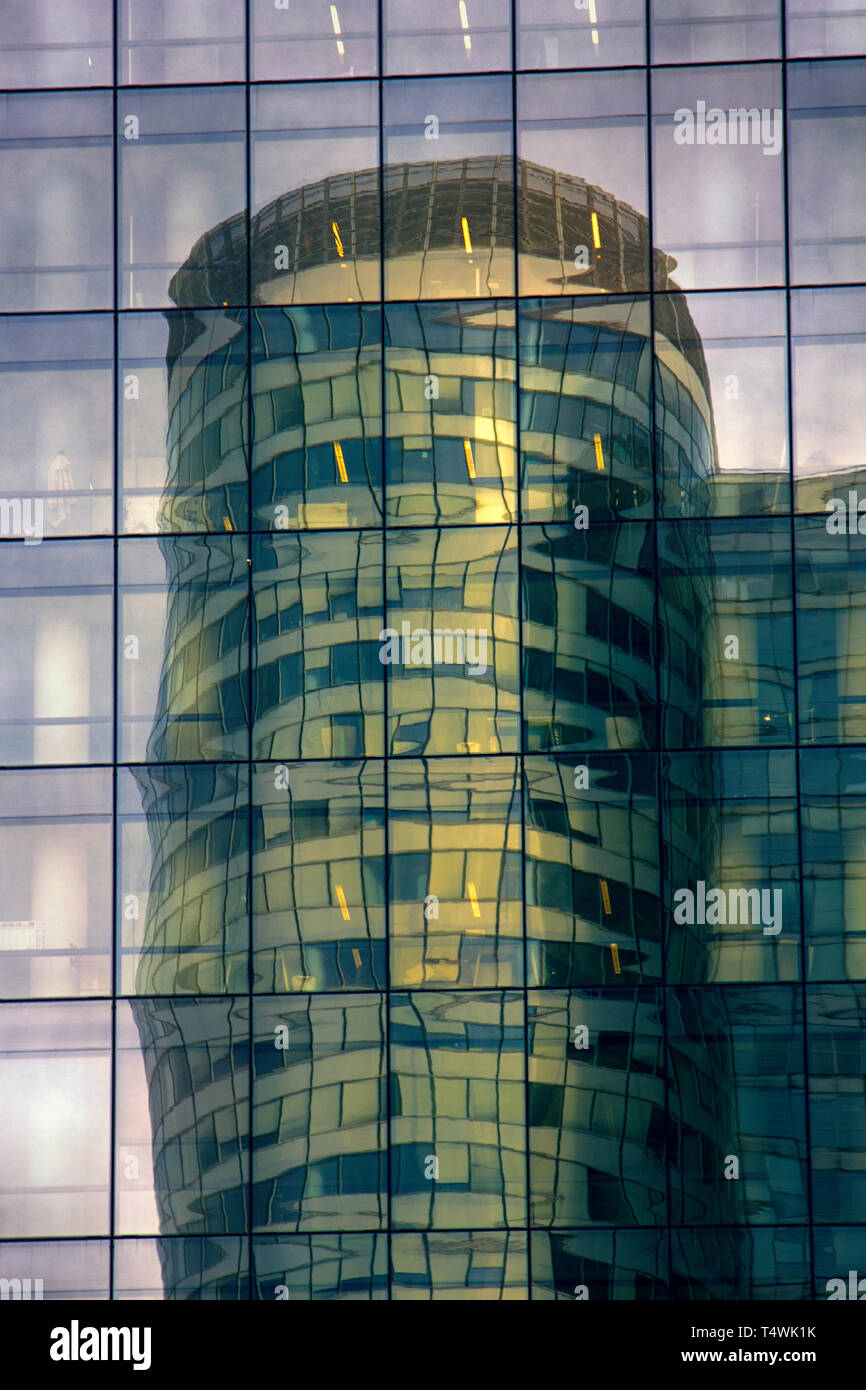 Paris. Un gratte-ciel de verre et de métal se reflète dans mur miroir de l'autre, créant de nouvelles mais asymétrique de forme régulière. Proposition très moderne dans Banque D'Images