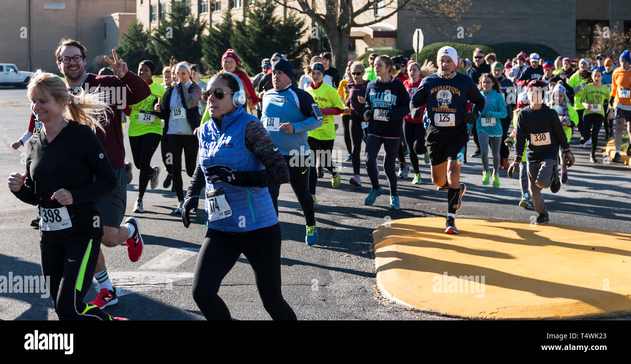 West Islip, NY, USA - 24 novembre 2017 : La moyenne d'un groupe de coureurs course un turkey trot local sur le week-end de Thanksgiving. Banque D'Images